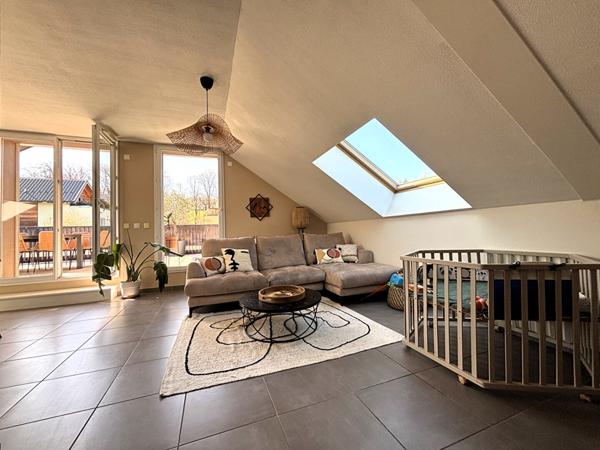 Magnifique duplex en dernier étage avec terrasses, jardin d'agrément et dépendances, entre ville et campagne