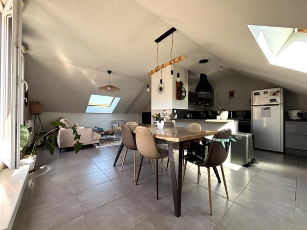 Magnifique duplex en dernier étage avec terrasses, jardin d'agrément et dépendances, entre ville et campagne