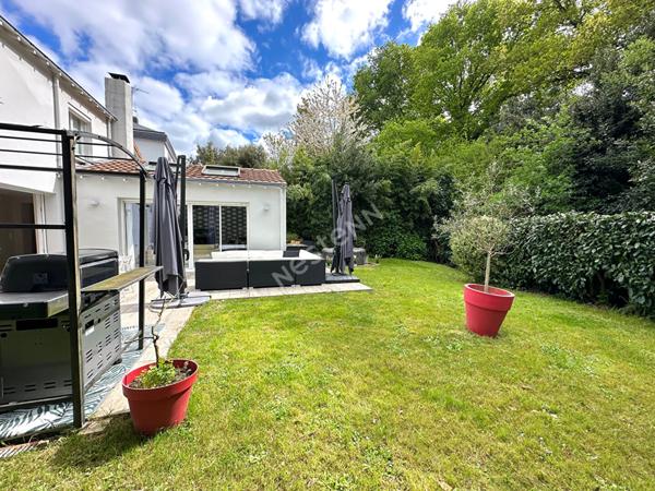 Orvault - Gaudinière : En VENTE ! Maison de 144 m² rénovée avec goût, 4 chambres, sur une parcelle de 402 m², beau jardin sans vis à vis. Maison coup de coeur !