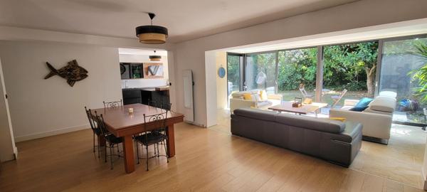 À 5 minutes de Bayeux – Propriété familiale de charme avec dépendance en pierre, double garage et terrain de 2 000 m²