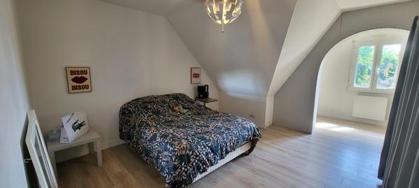 À 5 minutes de Bayeux – Propriété familiale de charme avec dépendance en pierre, double garage et terrain de 2 000 m²