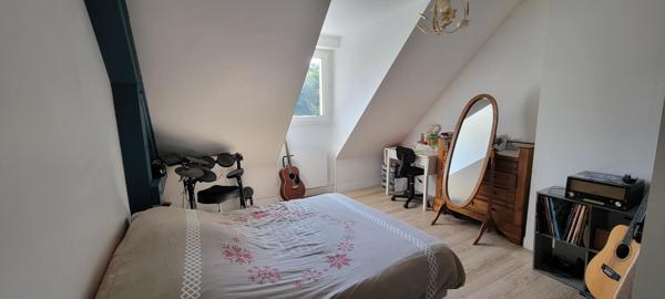 À 5 minutes de Bayeux – Propriété familiale de charme avec dépendance en pierre, double garage et terrain de 2 000 m²