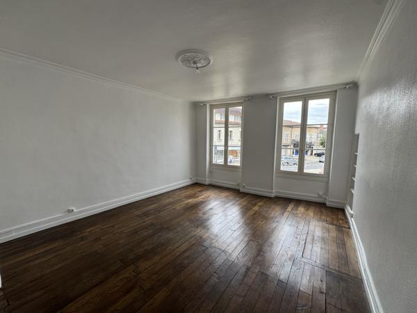 Très bel appartement de charme de plus de 68 m² en hyper-centre de Montmorillon