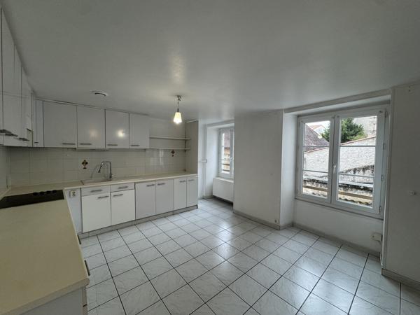 Très bel appartement de charme de plus de 68 m² en hyper-centre de Montmorillon