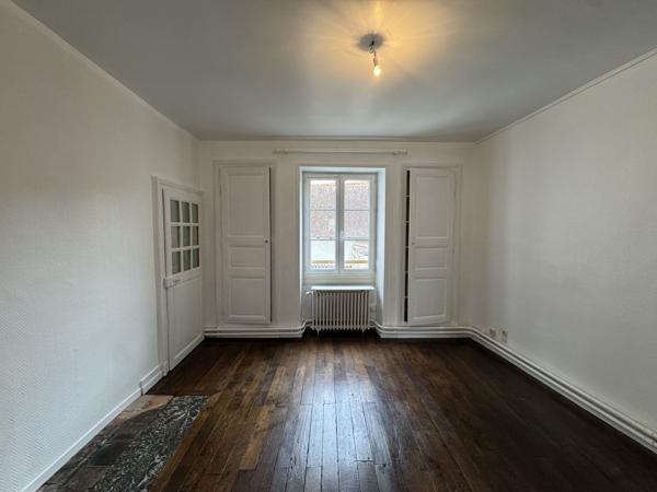 Très bel appartement de charme de plus de 68 m² en hyper-centre de Montmorillon