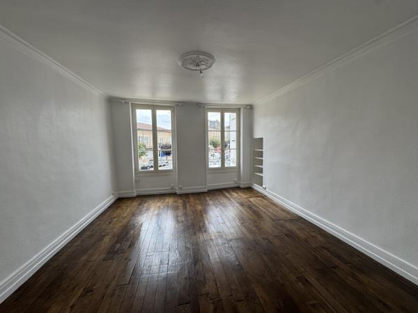Très bel appartement de charme de plus de 68 m² en hyper-centre de Montmorillon