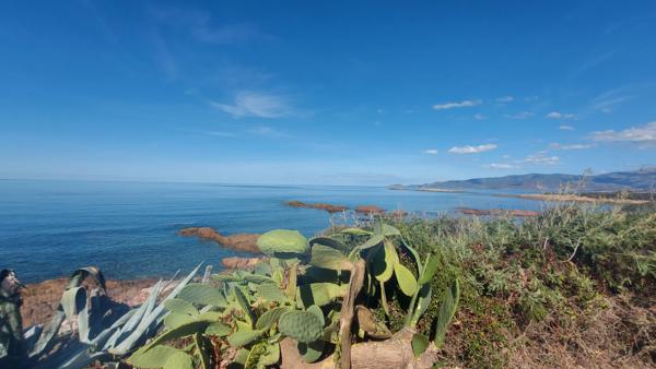 Proche SAGONE, Villa pied dans l'eau