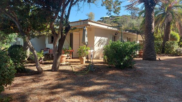 Proche SAGONE, Villa pied dans l'eau