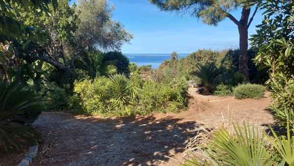 Proche SAGONE, Villa pied dans l'eau
