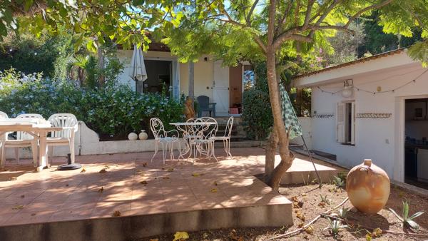Proche SAGONE, Villa pied dans l'eau