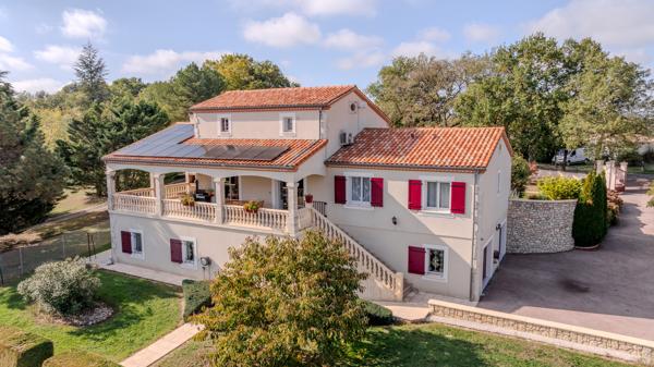Belle maison familiale à la campagne avec piscine et grand jardin