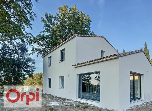 Maison à louer    5 pièces •  Peyrolles-en-Provence