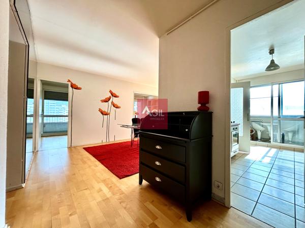 GRENOBLE - Avenue de Constantine : T4 au 8ème étage avec balcons et cave.