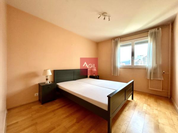 GRENOBLE - Avenue de Constantine : T4 au 8ème étage avec balcons et cave.