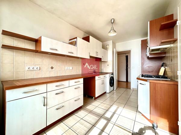 GRENOBLE - Avenue de Constantine : T4 au 8ème étage avec balcons et cave.