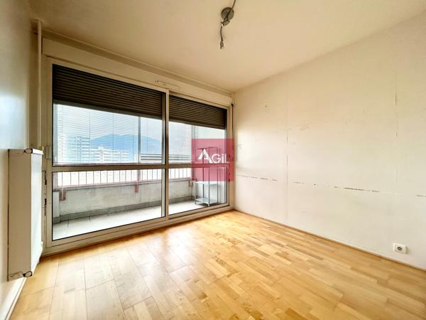 GRENOBLE - Avenue de Constantine : T4 au 8ème étage avec balcons et cave.