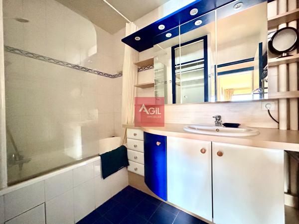 GRENOBLE - Avenue de Constantine : T4 au 8ème étage avec balcons et cave.