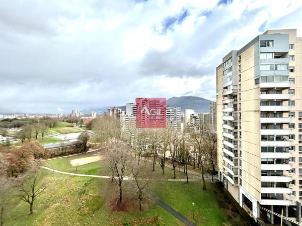 GRENOBLE - Avenue de Constantine : T4 au 8ème étage avec balcons et cave.