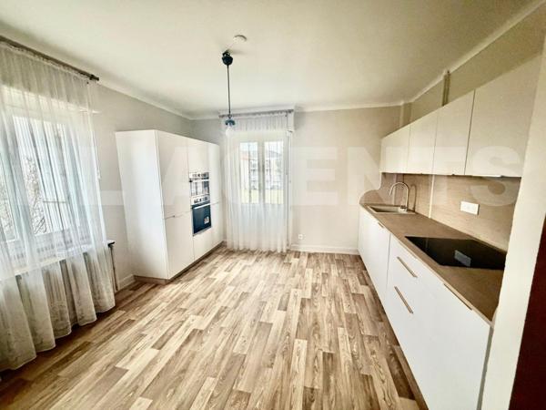 Appartement deux pièces de 80 m² aux beaux volume, situé dans une maison bi familiale.
