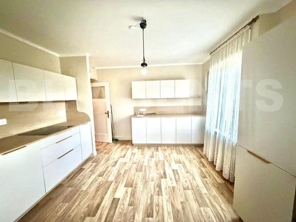Appartement deux pièces de 80 m² aux beaux volume, situé dans une maison bi familiale.
