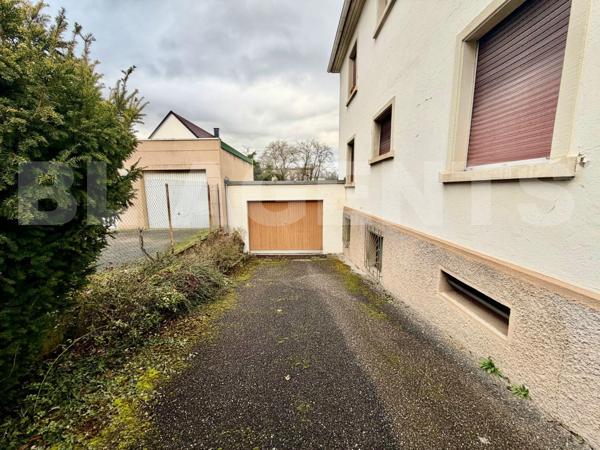 Appartement deux pièces de 80 m² aux beaux volume, situé dans une maison bi familiale.