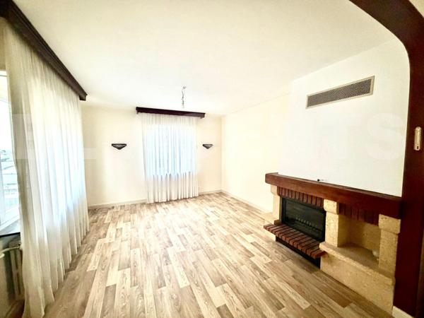 Appartement deux pièces de 80 m² aux beaux volume, situé dans une maison bi familiale.