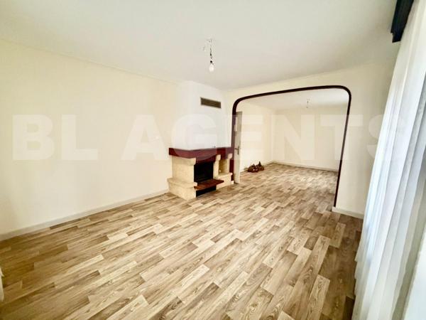 Appartement deux pièces de 80 m² aux beaux volume, situé dans une maison bi familiale.