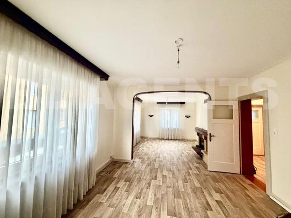 Appartement deux pièces de 80 m² aux beaux volume, situé dans une maison bi familiale.