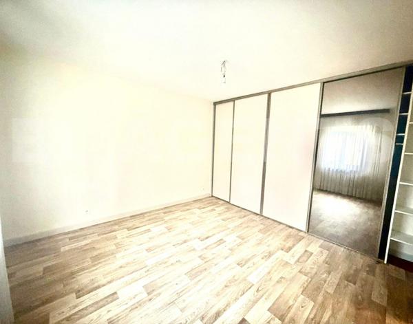 Appartement deux pièces de 80 m² aux beaux volume, situé dans une maison bi familiale.