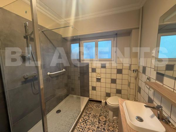 Appartement deux pièces de 80 m² aux beaux volume, situé dans une maison bi familiale.