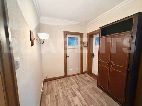 Appartement deux pièces de 80 m² aux beaux volume, situé dans une maison bi familiale.