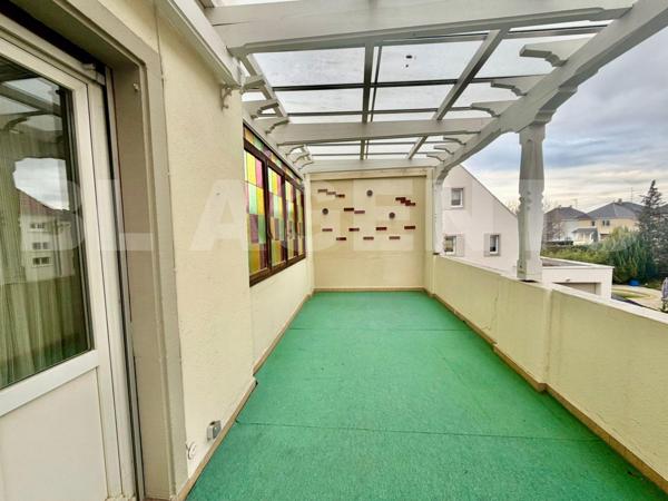 Appartement deux pièces de 80 m² aux beaux volume, situé dans une maison bi familiale.