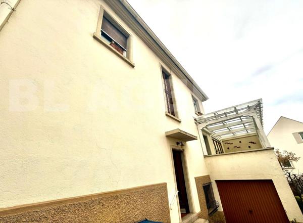 Appartement deux pièces de 80 m² aux beaux volume, situé dans une maison bi familiale.