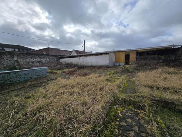 Maison  350 m2 à rénover, jardin et hangar