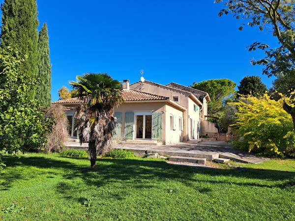Pernes-les-Fontaines (84210) Propriété en centre ville