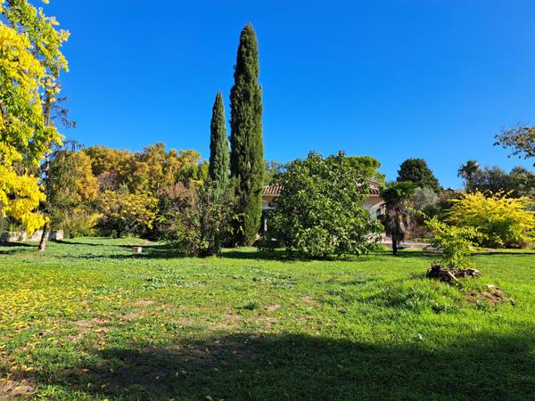 Pernes-les-Fontaines (84210) Propriété en centre ville