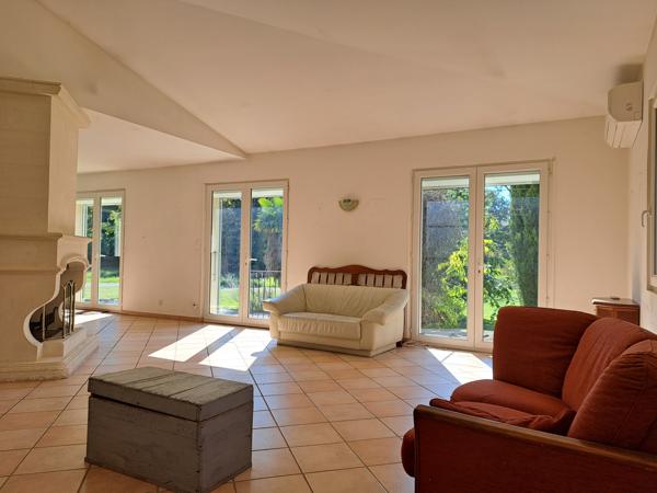 Pernes-les-Fontaines (84210) Propriété en centre ville