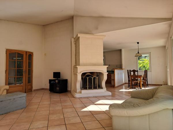 Pernes-les-Fontaines (84210) Propriété en centre ville