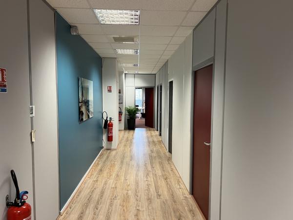 Bureaux à louer à La Chapelle-sur-Erdre avec parking extérieur sécurisé