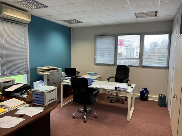 Bureaux à louer à La Chapelle-sur-Erdre avec parking extérieur sécurisé
