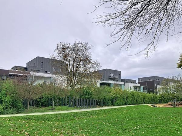 Angers à proximité de la place Ney et de la rue Victor Hugo, appartement type 3, 2 chambres, cuisine ouverte aménagée équipée, grande terrasse de plus de 40m², chauffage individuel, place de parking privative en sous-sol.