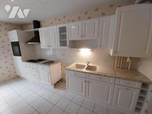 Centre ville, dans quartier résidentiel, appartement de type 3 de 75,82 m2 Hab. situé au rez de...