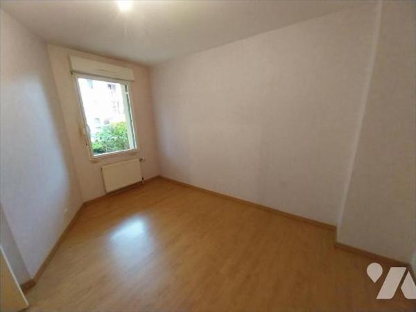 Centre ville, dans quartier résidentiel, appartement de type 3 de 75,82 m2 Hab. situé au rez de...