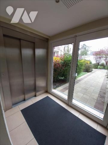 Centre ville, dans quartier résidentiel, appartement de type 3 de 75,82 m2 Hab. situé au rez de...