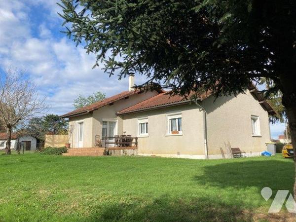 A VILLECOMTAL SUR ARROS, villa avec garage et  jardin .