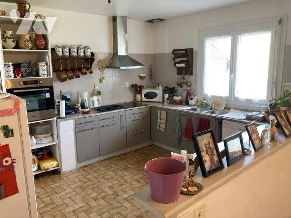 A VILLECOMTAL SUR ARROS, villa avec garage et  jardin .