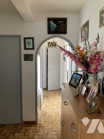 A VILLECOMTAL SUR ARROS, villa avec garage et  jardin .