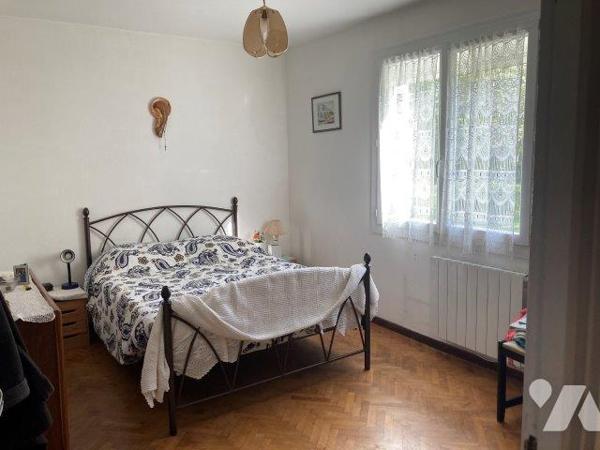 A VILLECOMTAL SUR ARROS, villa avec garage et  jardin .