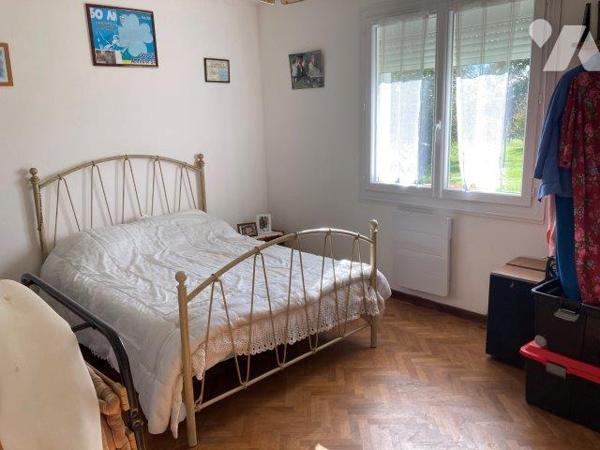 A VILLECOMTAL SUR ARROS, villa avec garage et  jardin .