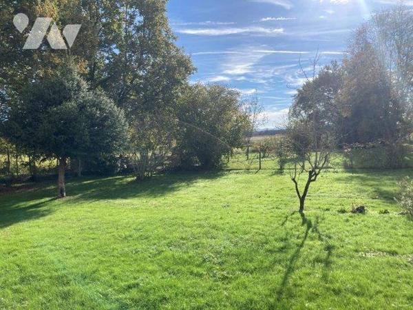 A VILLECOMTAL SUR ARROS, villa avec garage et  jardin .